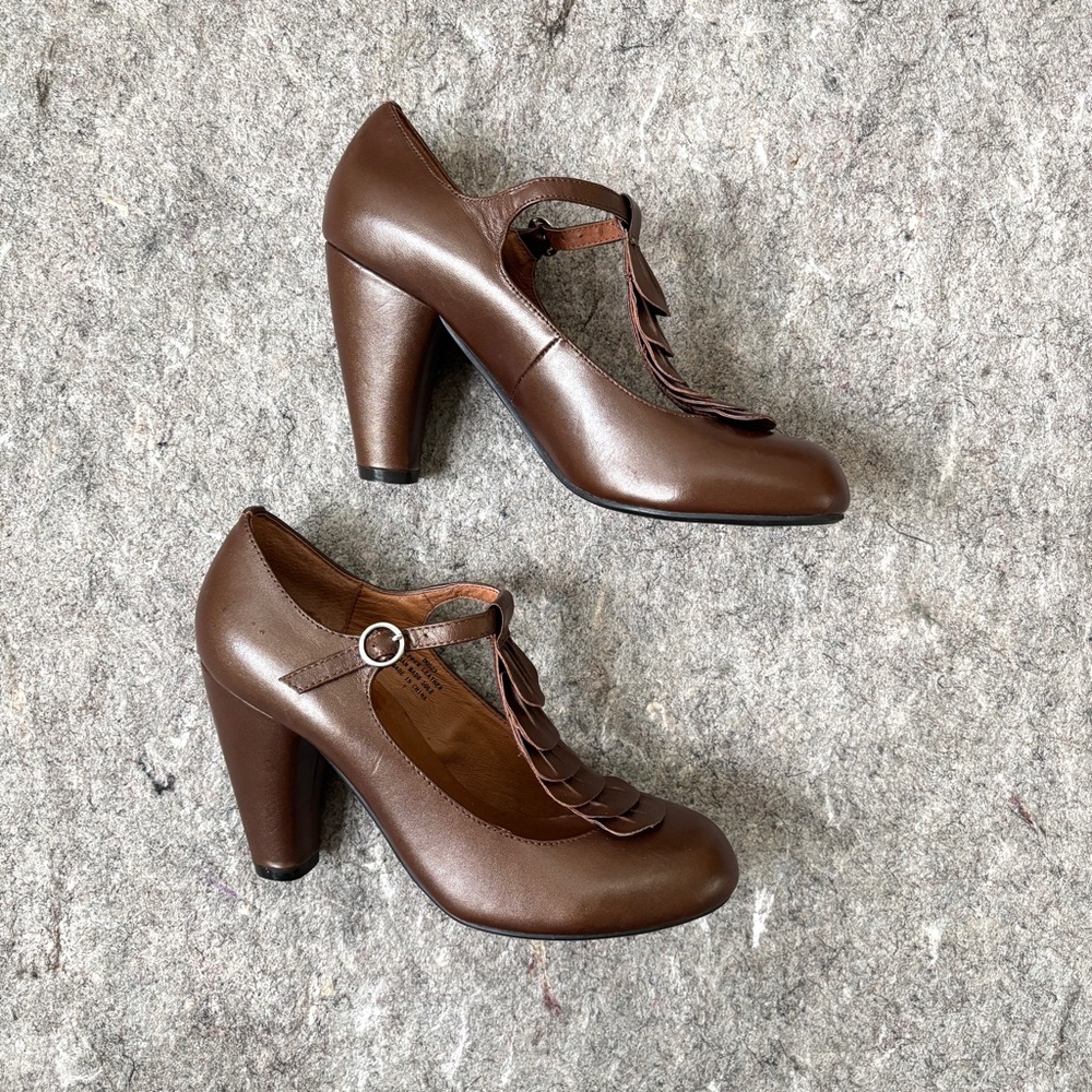 Crown Vintage brown leather ruffled T-strap heeled mary janes pumps - Picture 2 of 16